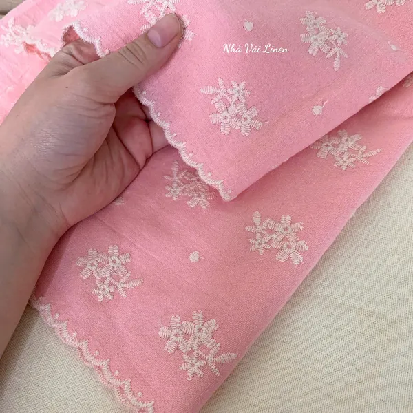 Vải boi thêu hoa chùm nền hồng