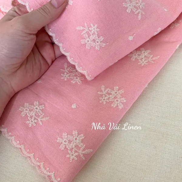 Vải boi thêu hoa chùm nền hồng