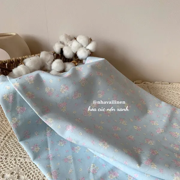 Vải cotton hoạ tiết hoa cúc nền xanh
