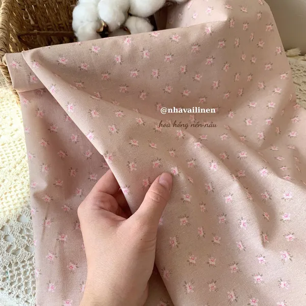 Vải cotton hoạ tiết hoa hồng nền nâu