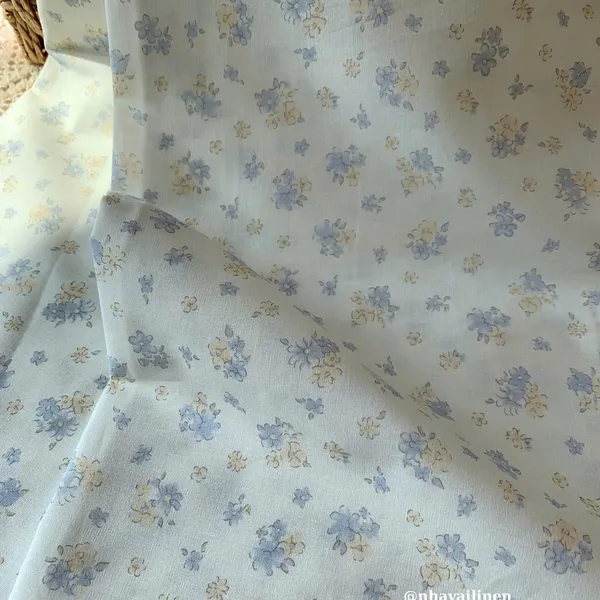 Vải cotton hoạ tiết hoa cúc nền trắng