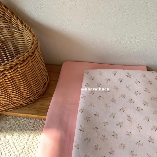 Vải cotton hoạ tiết hoa hồng nền hồng