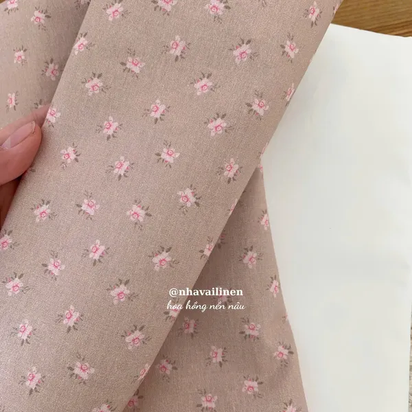 Vải cotton hoạ tiết hoa hồng nền nâu