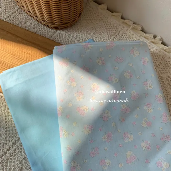 Vải cotton hoạ tiết hoa cúc nền xanh