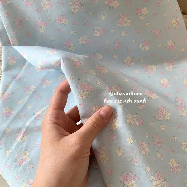 Vải cotton hoạ tiết hoa cúc nền xanh