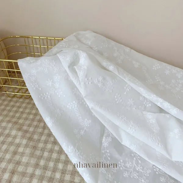 Vải boi thêu hoa nhí trắng