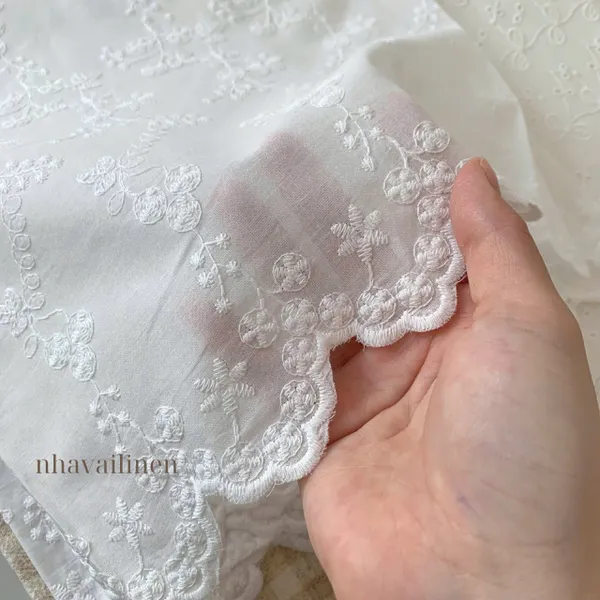 Vải boi thêu hoa nhí trắng