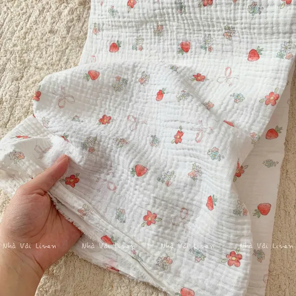 Xô muslin cao cấp 2 lớp hoạ tiết dâu đỏ