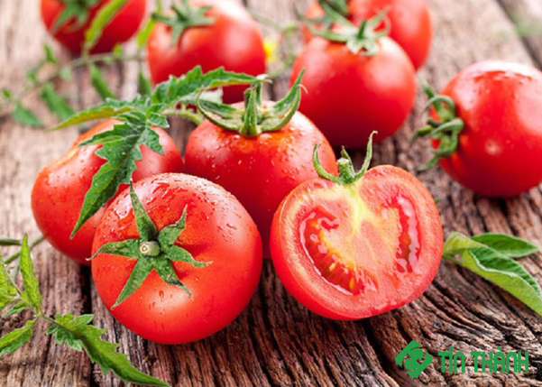 Tẩy lông chân bằng cách sử dụng cà chua và đường nâu Tẩy lông chân bằng cách sử dụng cà chua và đường nâu