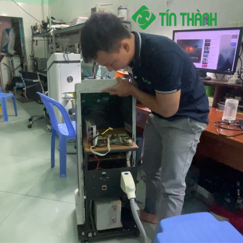 Kỹ thuật viên Tín Thành kiểm tra và sửa chữa Máy triệt lông Kỹ thuật viên Tín Thành kiểm tra và sửa chữa Máy triệt lông