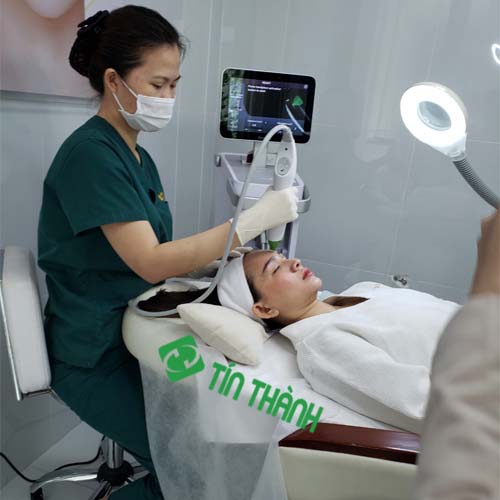 Khách hàng Tín Thành điều trị trẻ hoá da cho khách hàng Khách hàng Tín Thành điều trị trẻ hoá da cho khách hàng