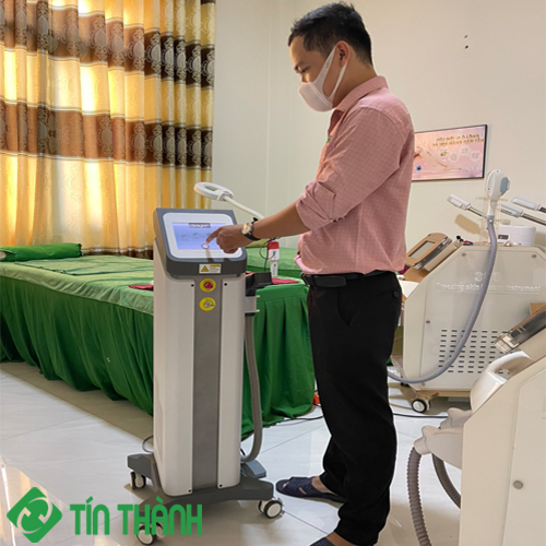 Tín Thành hướng dẫn sử dụng Máy xóa xăm laser yag cho khách hàng Tín Thành hướng dẫn sử dụng Máy xóa xăm laser yag cho khách hàng