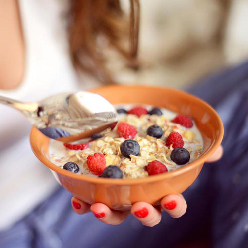 Nên hạn chế toppings thêm vào yến mạch để tránh gây tăng cân Nên hạn chế toppings thêm vào yến mạch để tránh gây tăng cân