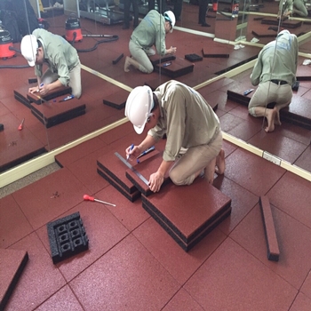 Tấm cao su lót sàn chống trơn trượt chịu lực cho phòng tập Tấm cao su lót sàn chống trơn trượt chịu lực cho phòng tập