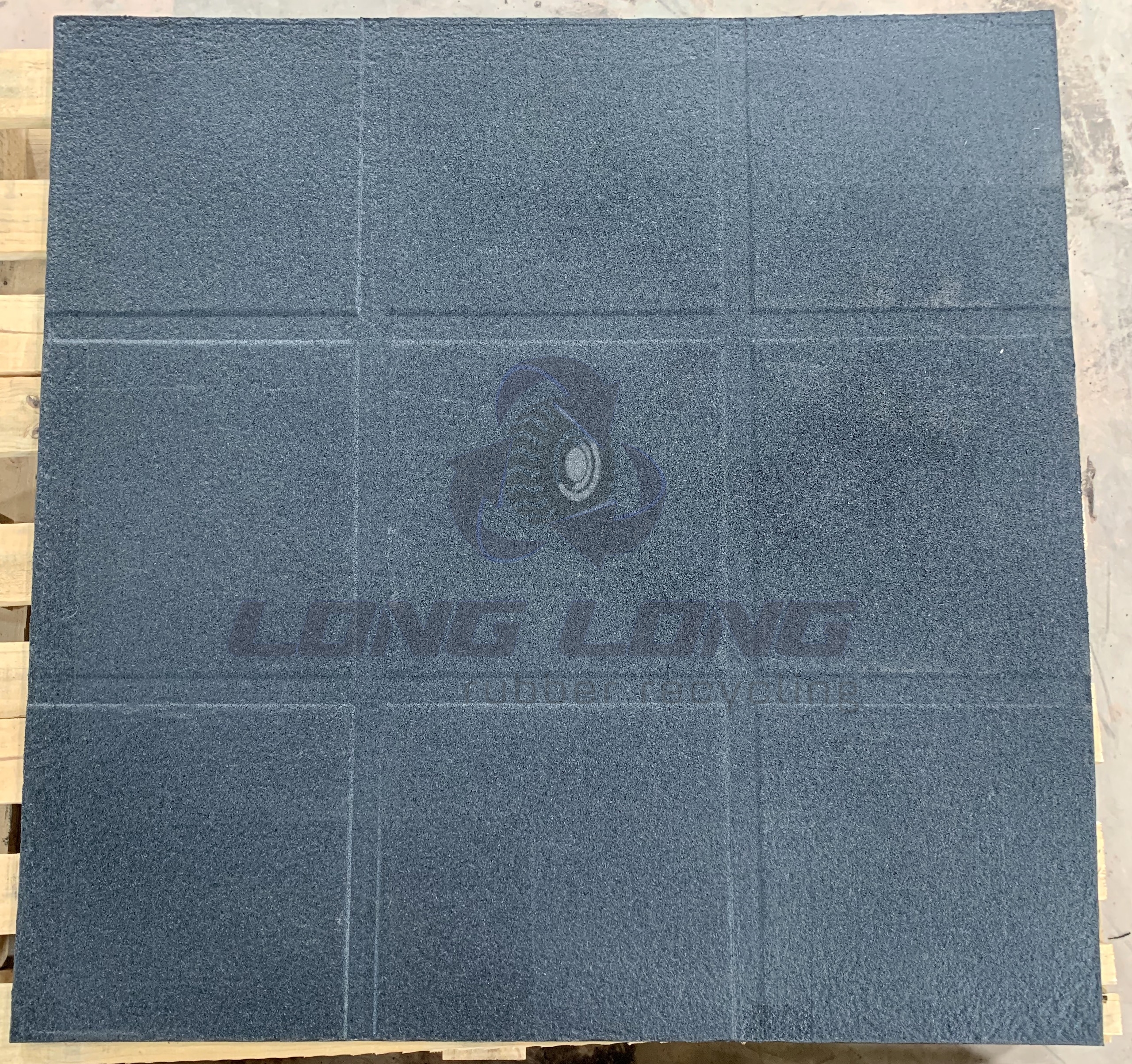 1m x 1m x 15mm rubber gym mats in Portugal. 1m x 1m x 15mm rubber gym mats in Portugal.