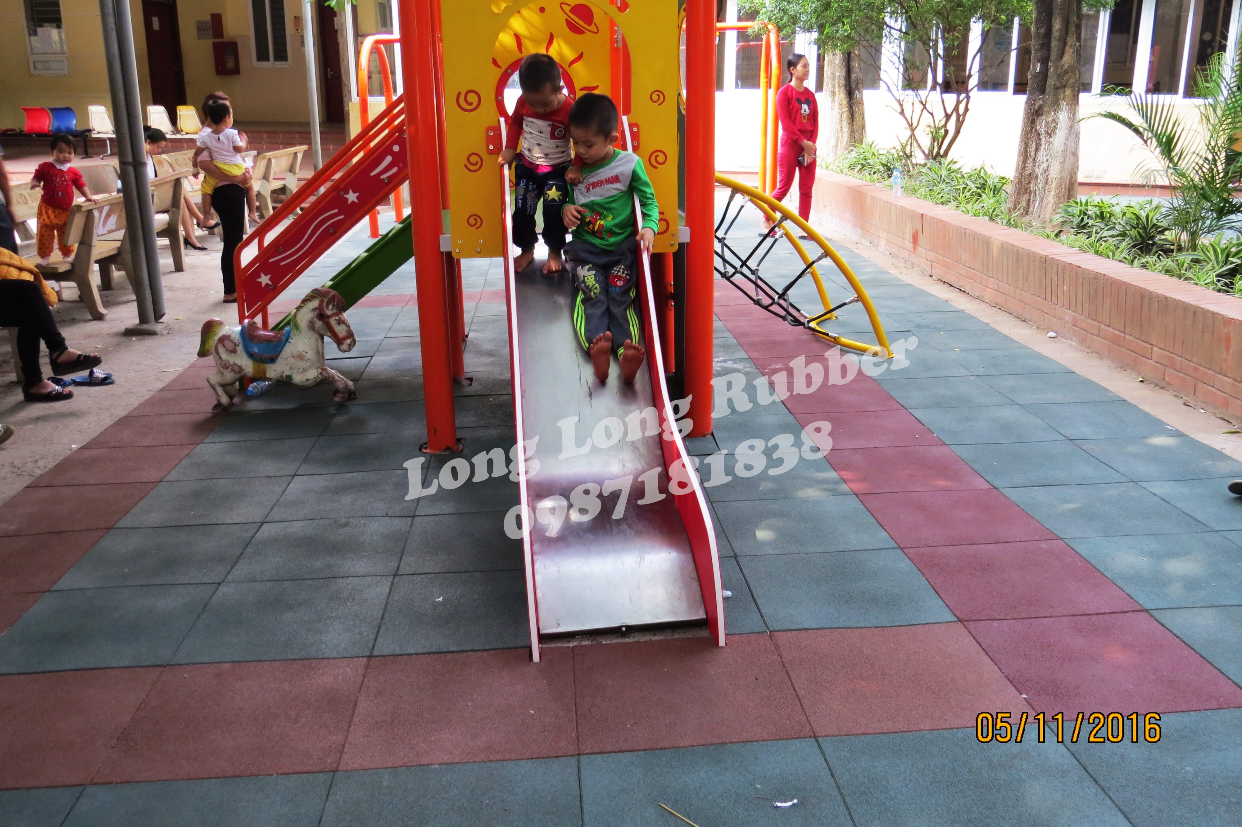Safe outdoor rubber playground mats from Vietnam factory Safe outdoor rubber playground mats from Vietnam factory