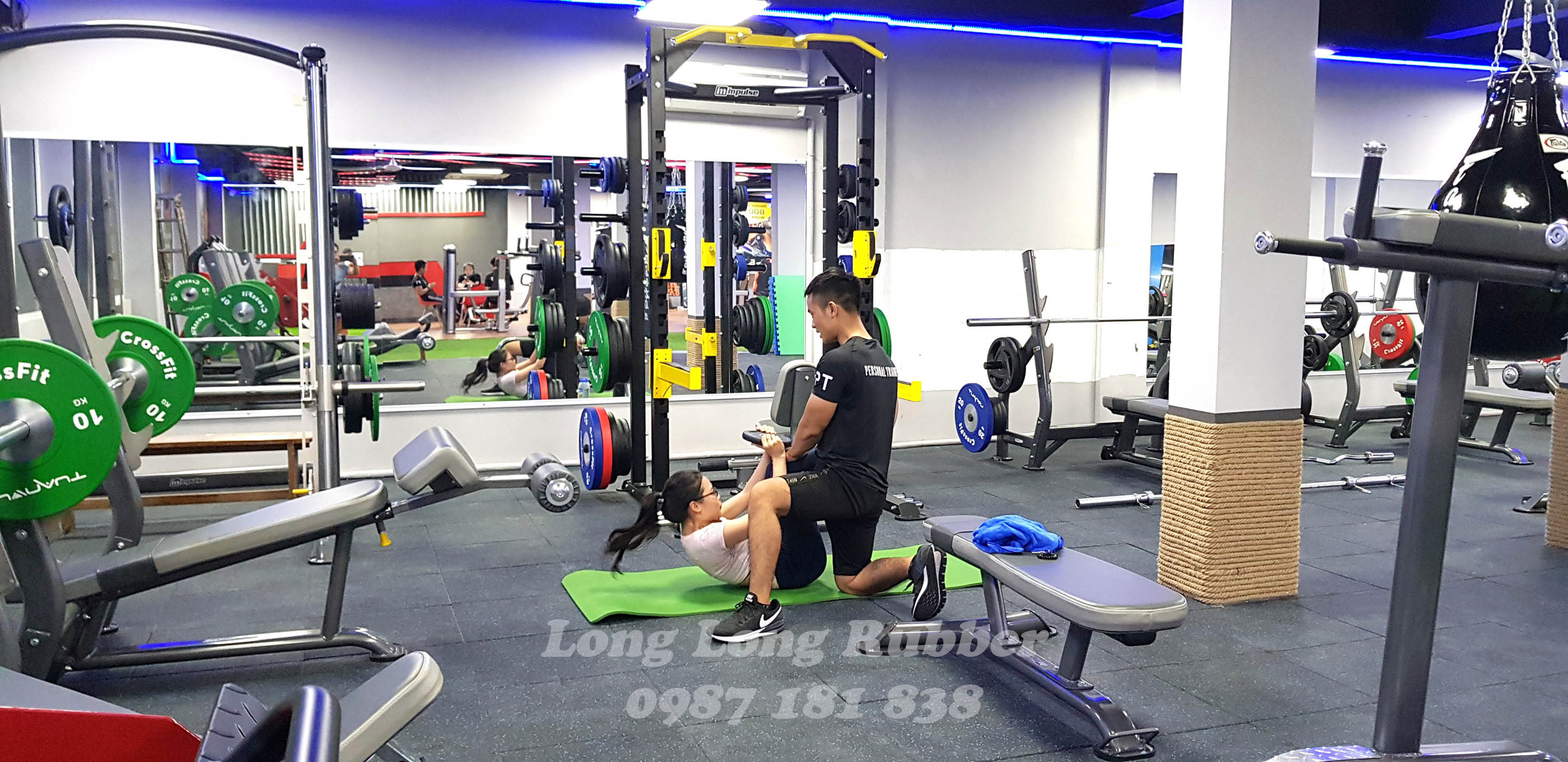 Thảm cao su trải sàn phòng gym. Thảm cao su trải sàn phòng gym.