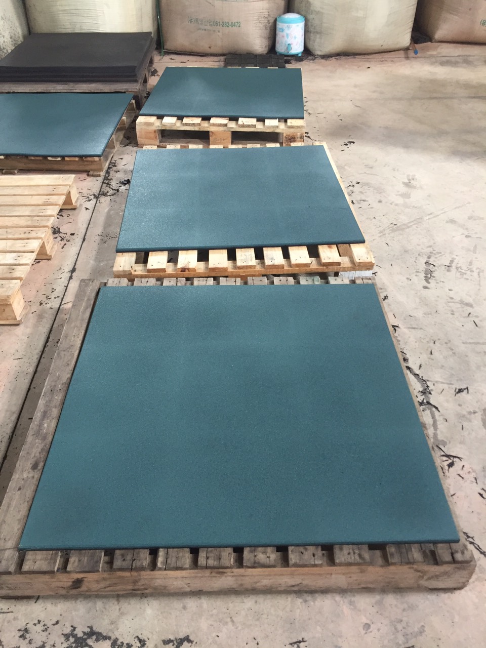 1000 1000mm rubber interlocking gym flooring tile 1000 1000mm rubber interlocking gym flooring tile