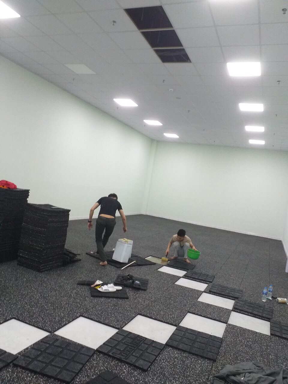thi công thảm cao su epdm phòng gym thi công thảm cao su epdm phòng gym
