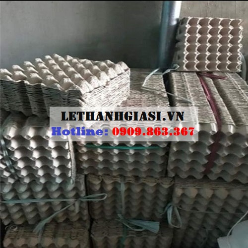 Vỉ giấy - khay giấy đựng trứng được làm từ các nguyên liệu giấy tự nhiên và giấy tái chế ép chặt nên những chiếc khay này rất cứng, bền và nhẹ.