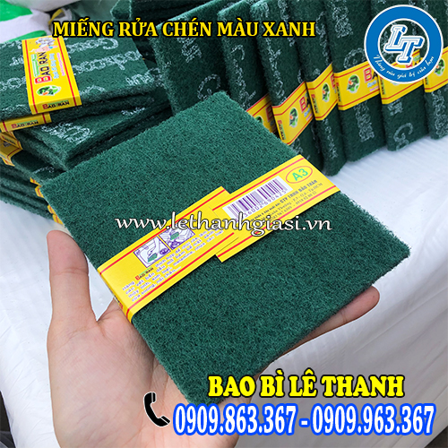 miếng rửa chén màu xanh vừa tay cầm miếng rửa chén màu xanh vừa tay cầm