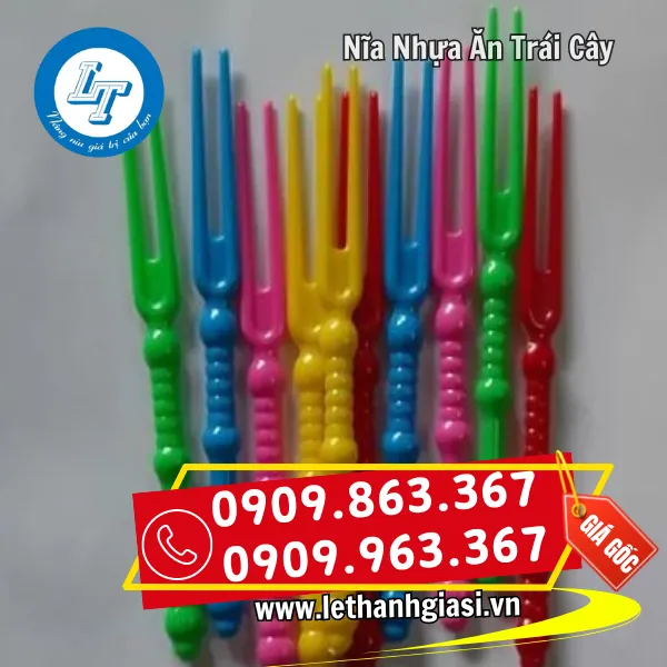 NĨA NHỰA NHỎ ĂN TRÁI CÂY