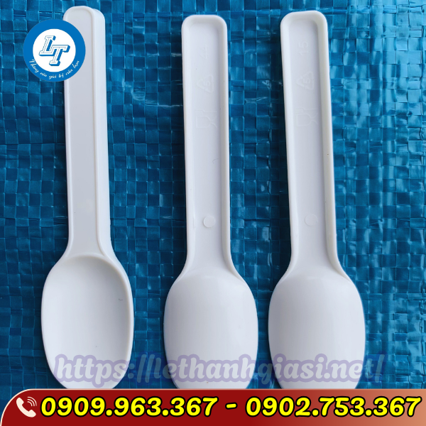 MUỖNG NHỰA TRẮNG ĂN XÔI BAO 8KG muỗng xôi đục