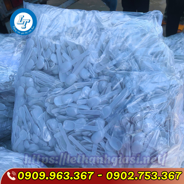 MUỖNG NHỰA TRẮNG ĂN XÔI BAO 8KG muỗng xôi đục