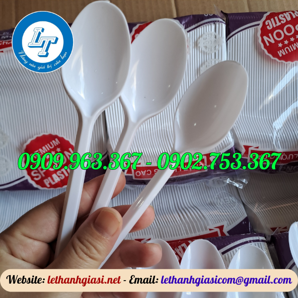 MUỖNG NHỰA CÁN DÀI ĐỦ MÀU GIÁ RẺ TẬN XƯỞNG muỗng nhựa màu trắng