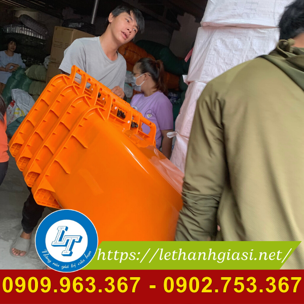 Có bán thùng rác màu xanh, vàng, đen, trắng giá rẻ thùng đựng rác màu cam