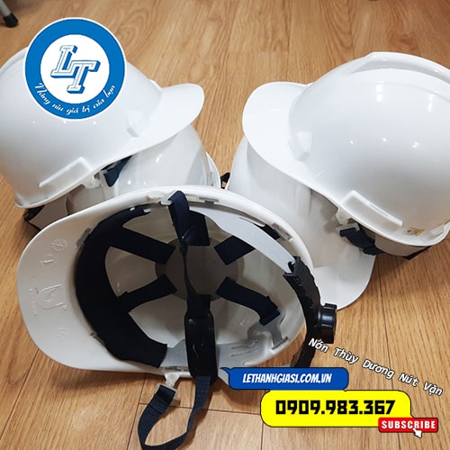 mũ bảo hộ Thùy Dương có nút vặn hay các loại vật dụng bảo hộ không thể thiếu tại công trường. mũ bảo hộ Thùy Dương có nút vặn hay các loại vật dụng bảo hộ không thể thiếu tại công trường.