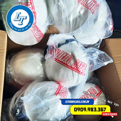 mũ bảo hộ Thùy Dương có nút vặn hay các loại vật dụng bảo hộ không thể thiếu tại công trường. mũ bảo hộ Thùy Dương có nút vặn hay các loại vật dụng bảo hộ không thể thiếu tại công trường.