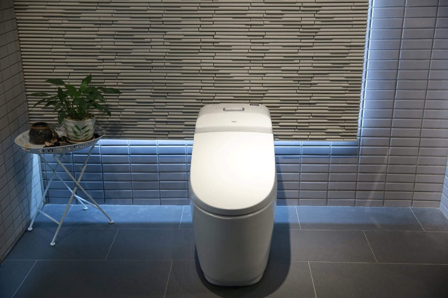 Bàn cầu INAX trắng sáng cùng thời gian