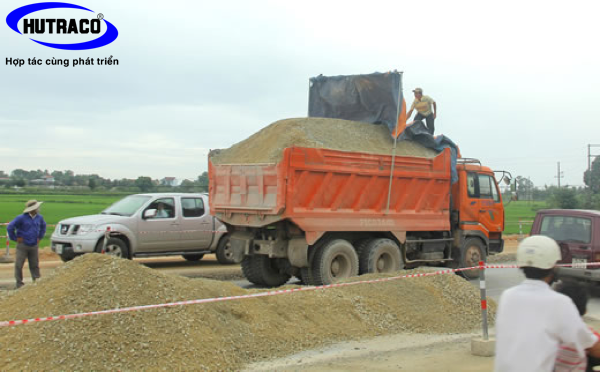 Xe chở vật liệu đến tận chân công trình Xe chở vật liệu đến tận chân công trình