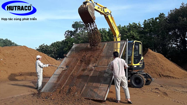 Công nhân sàn cát trước khi đưa vào sử dụng Công nhân sàn cát trước khi đưa vào sử dụng