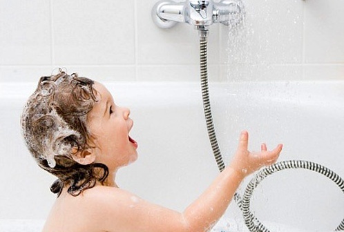 Tắm bằng vòi sen sẽ giúp cơ thể thư giãn và sảng khoái hơn Tắm bằng vòi sen sẽ giúp cơ thể thư giãn và sảng khoái hơn