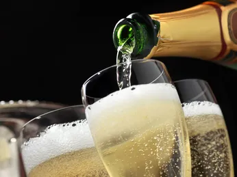 TẠI SAO RƯỢU CHAMPAGNE ĐƯỢC GỌI LÀ RƯỢU CỦA NHÀ VUA?