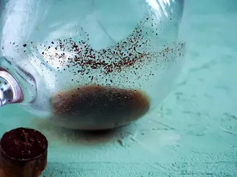 CẶN RƯỢU VANG: ĐỪNG VỘI ĐỔ BỎ!