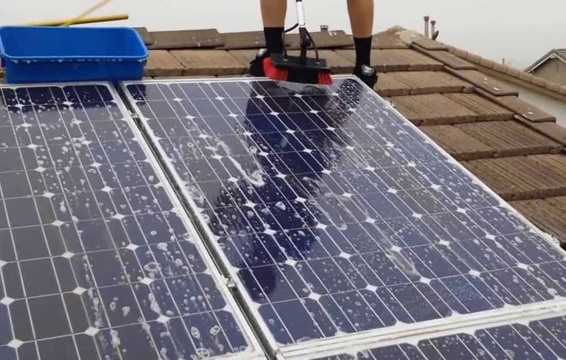 Vệ sinh tấm pin năng lượng mặt trời 