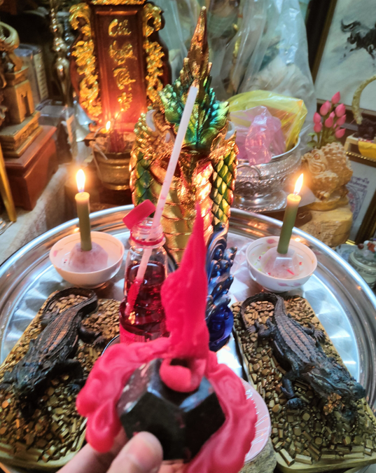 Nến rồng ôm đá hình thành ngày cúng cải vận bàn tay 15.7.2023 Nến rồng ôm đá hình thành ngày cúng cải vận bàn tay 15.7.2023