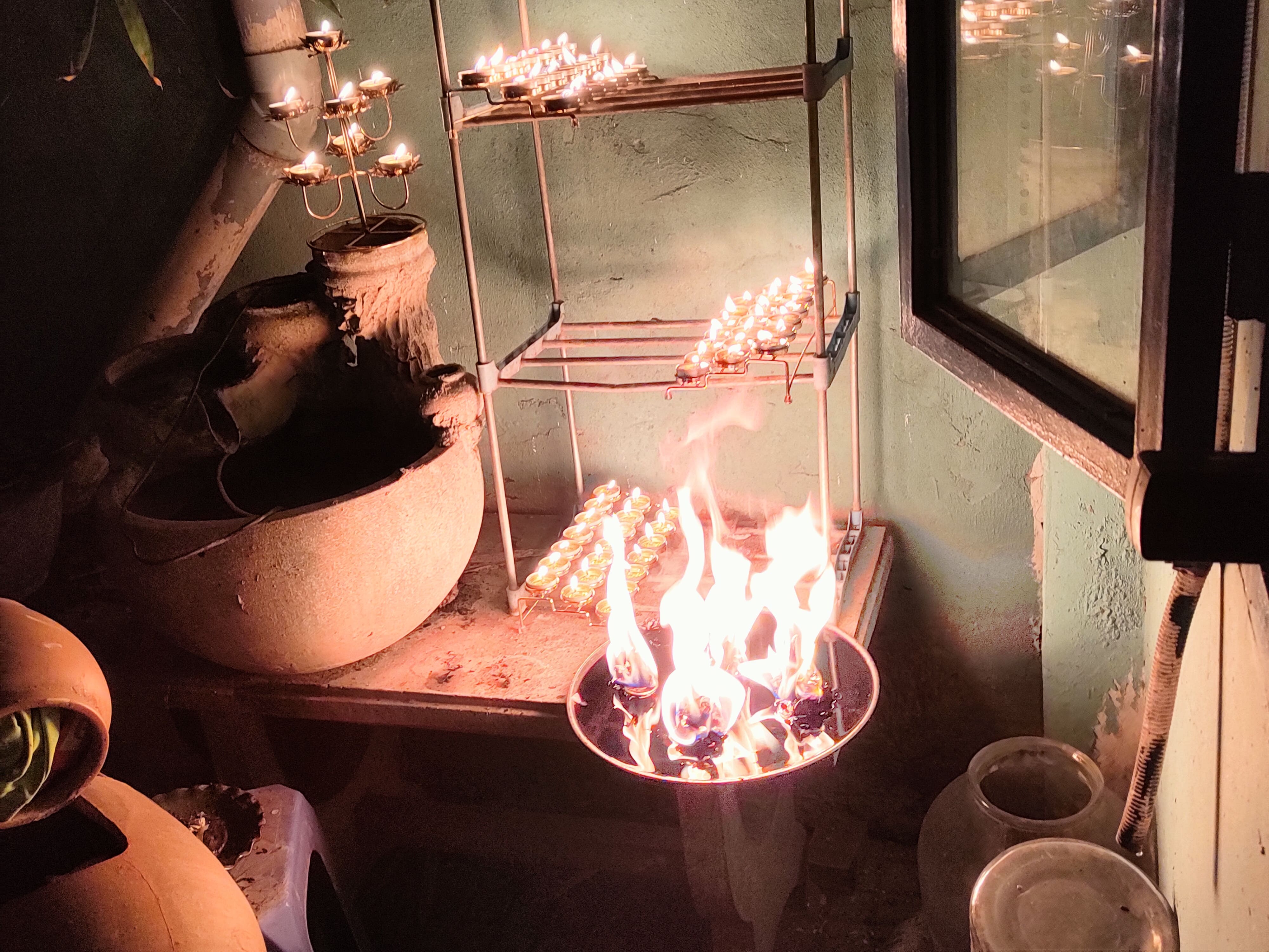 Nến rahu cháy dữ dội Nến rahu cháy dữ dội