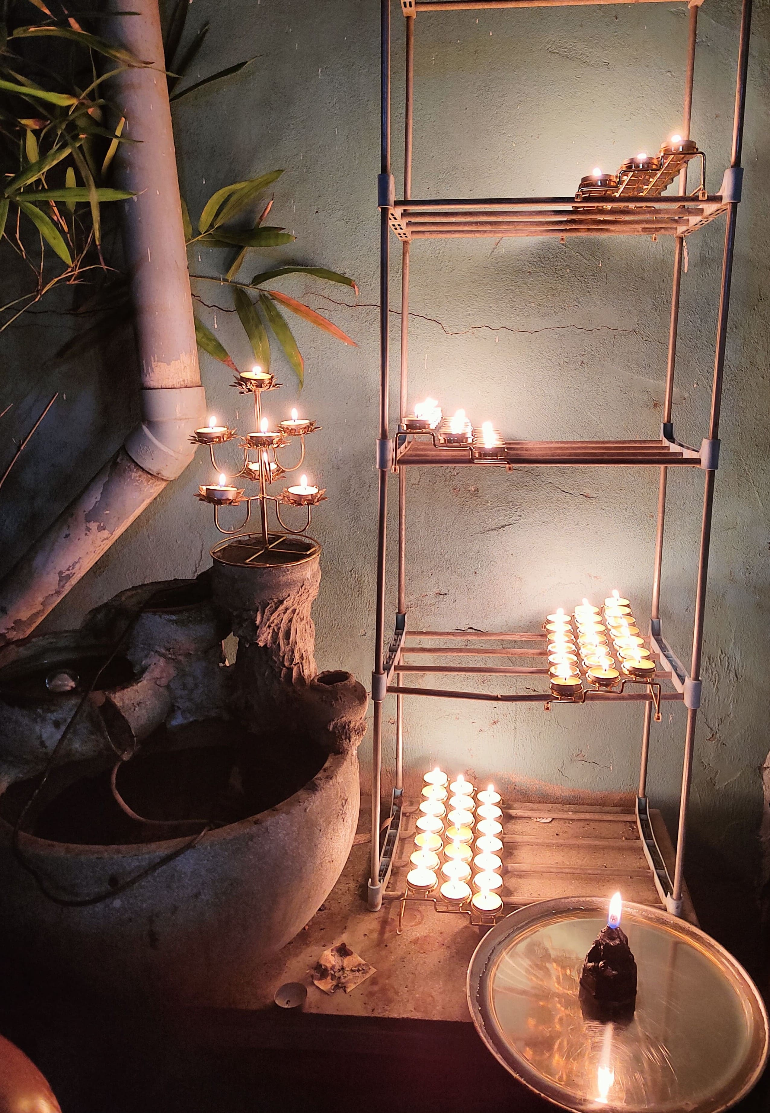 Đốt nến Rahu + 108 ngọn bèn bơ thỉnh hổ nhập điện Đốt nến Rahu + 108 ngọn bèn bơ thỉnh hổ nhập điện