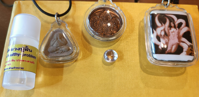 Amulet gia trì cho khách kèm Ngọc Naga trong suốt khách thỉnh Amulet gia trì cho khách kèm Ngọc Naga trong suốt khách thỉnh