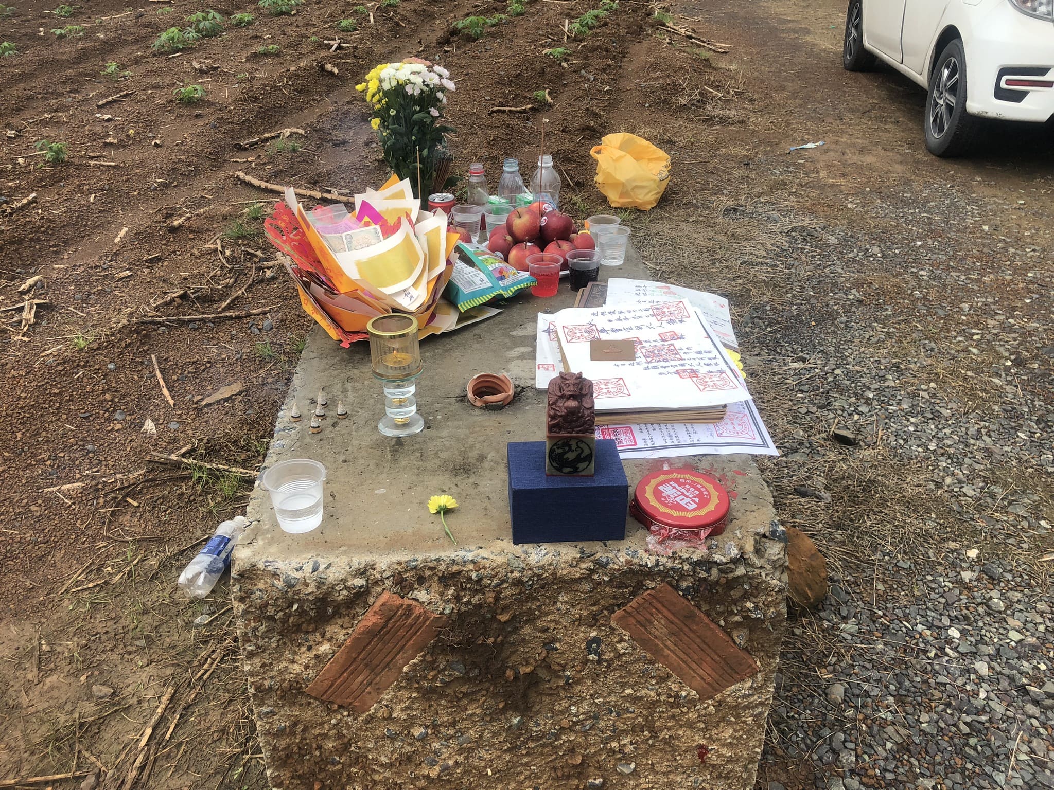 Bàn cúng với ấn ngũ bộ phật Bàn cúng với ấn ngũ bộ phật