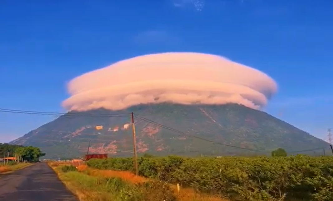 Núi bà đen - long mạch chính của thành phố Hồ Chí Minh Núi bà đen - long mạch chính của thành phố Hồ Chí Minh