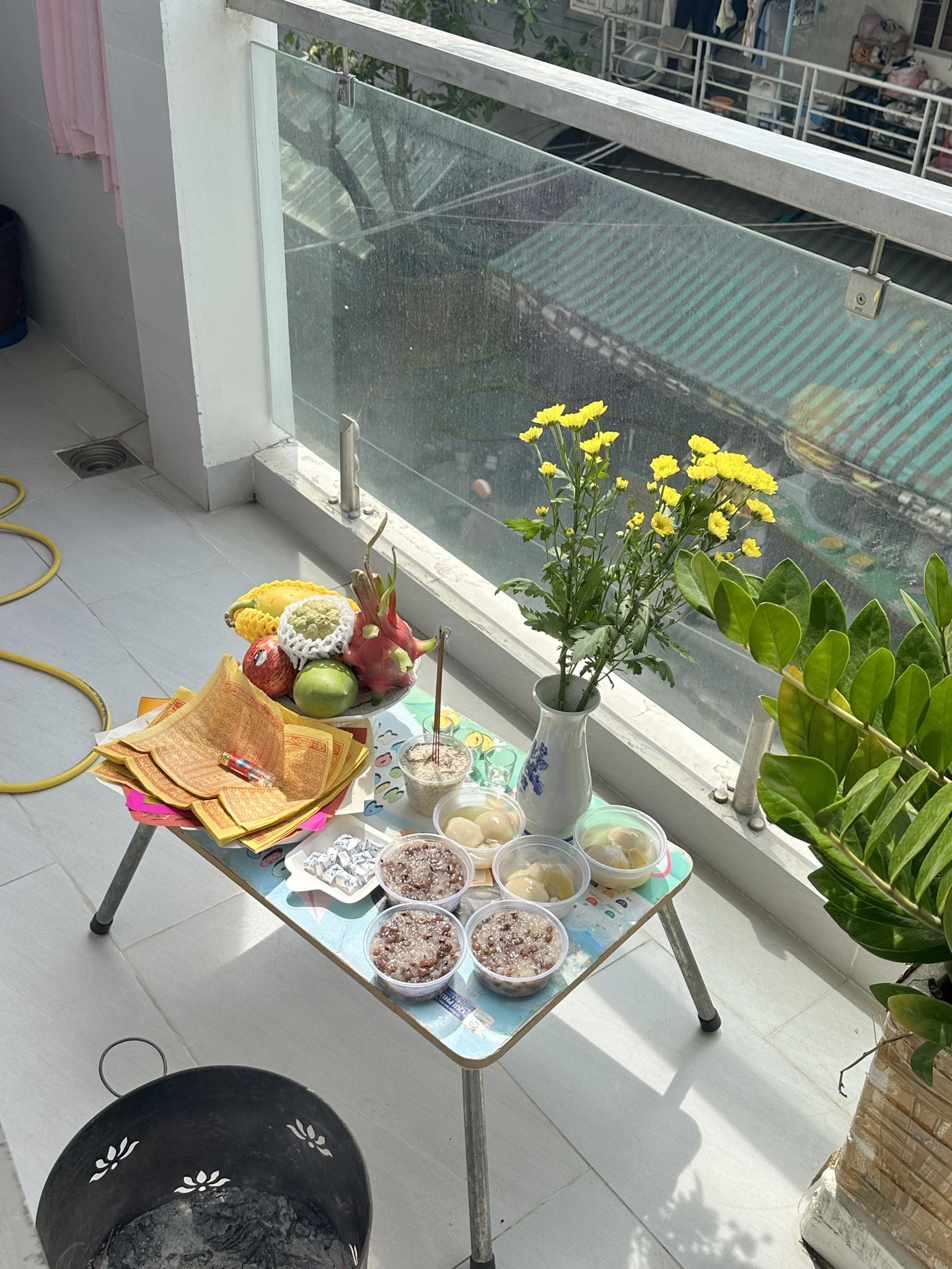 Bàn cúng ngoài nhà buổi sáng Bàn cúng ngoài nhà buổi sáng