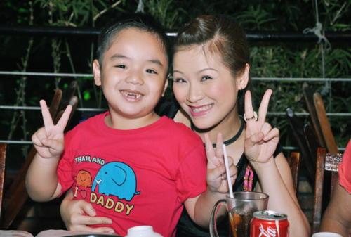 Kiều Linh bên con nuôi Bảo Long Kiều Linh bên con nuôi Bảo Long