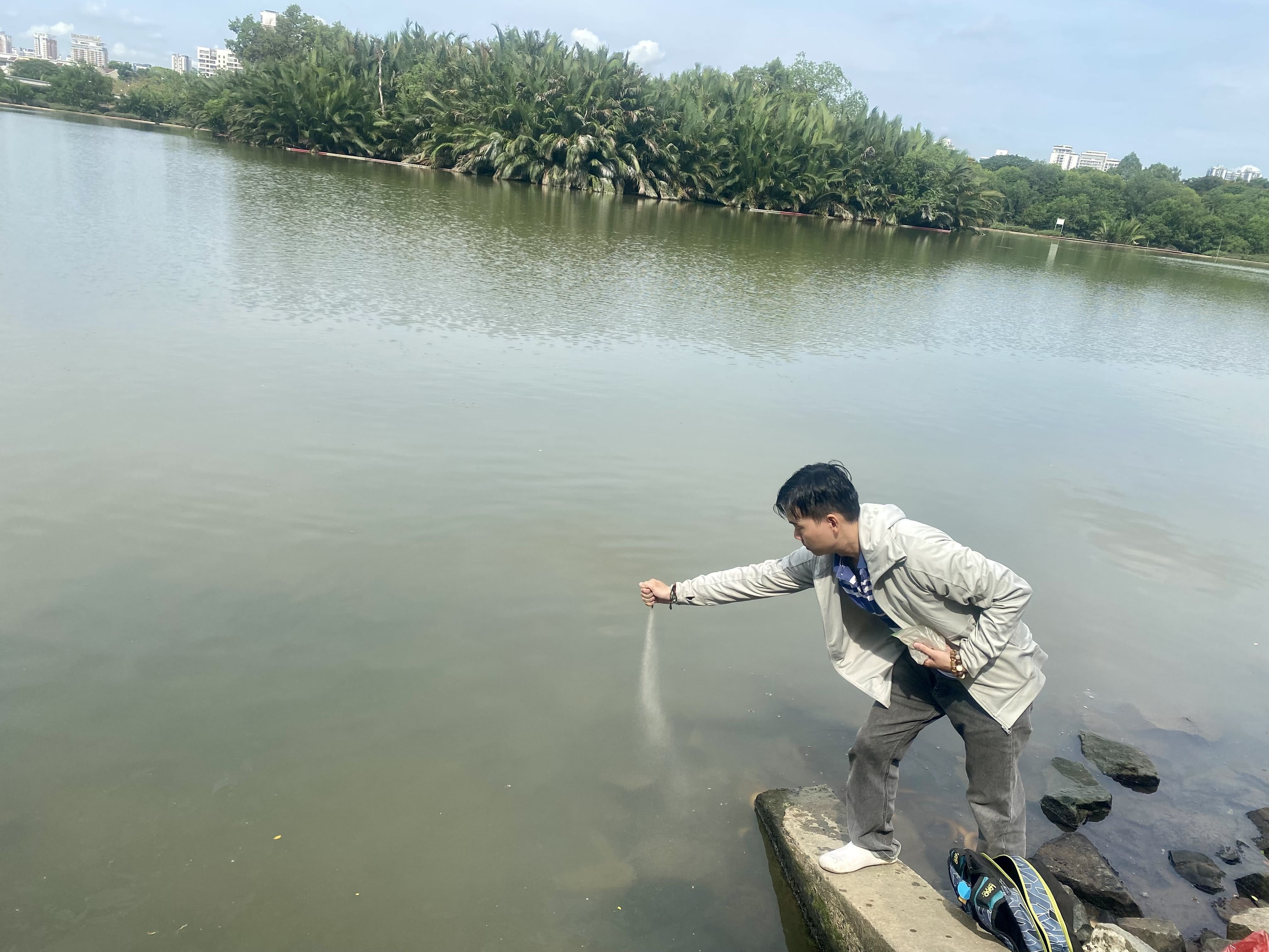 Rải cát Mandala siêu độ thủy tộc trong hồ Rải cát Mandala siêu độ thủy tộc trong hồ