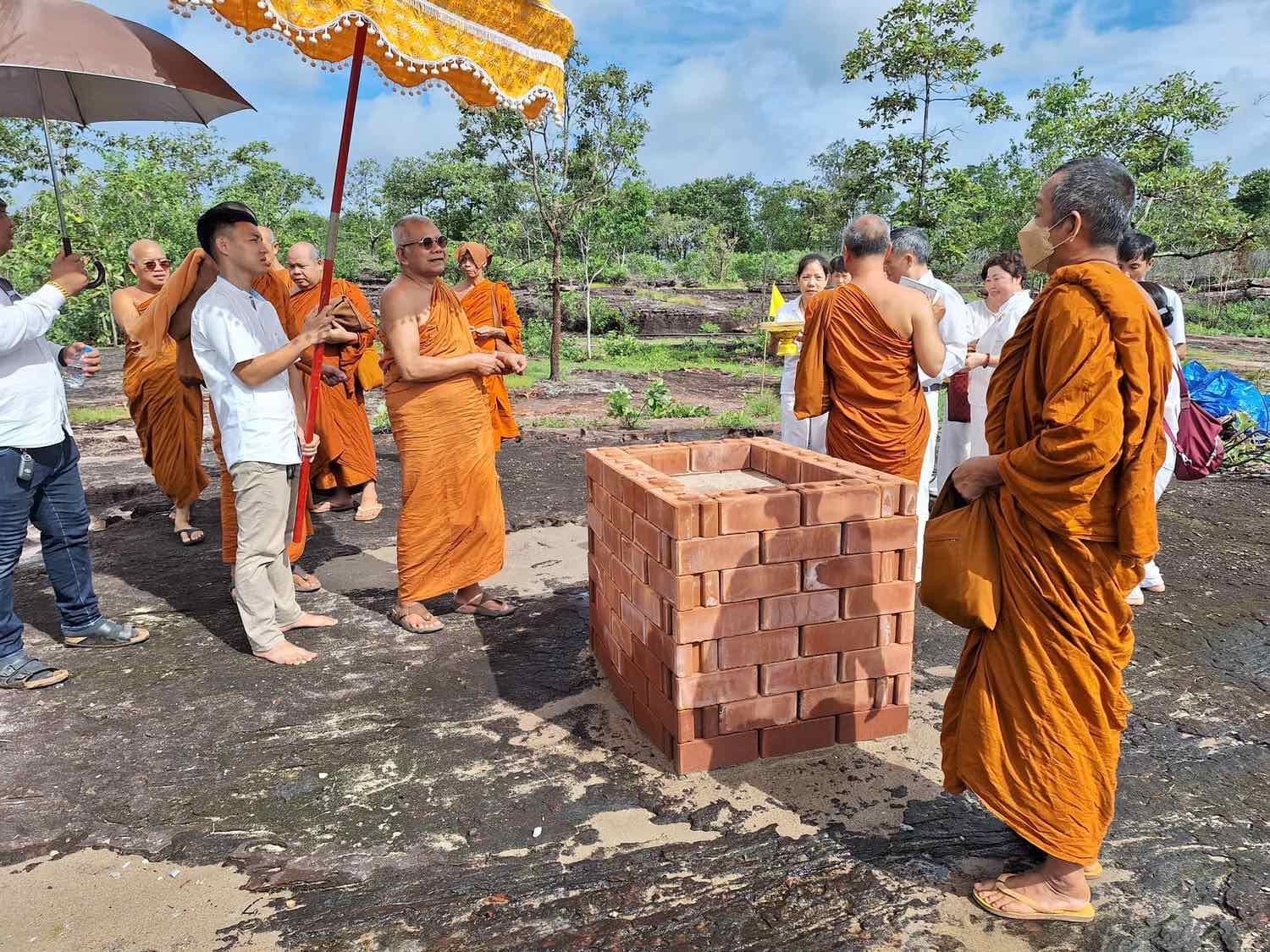 Sư chuẩn bị cho lễ Sư chuẩn bị cho lễ