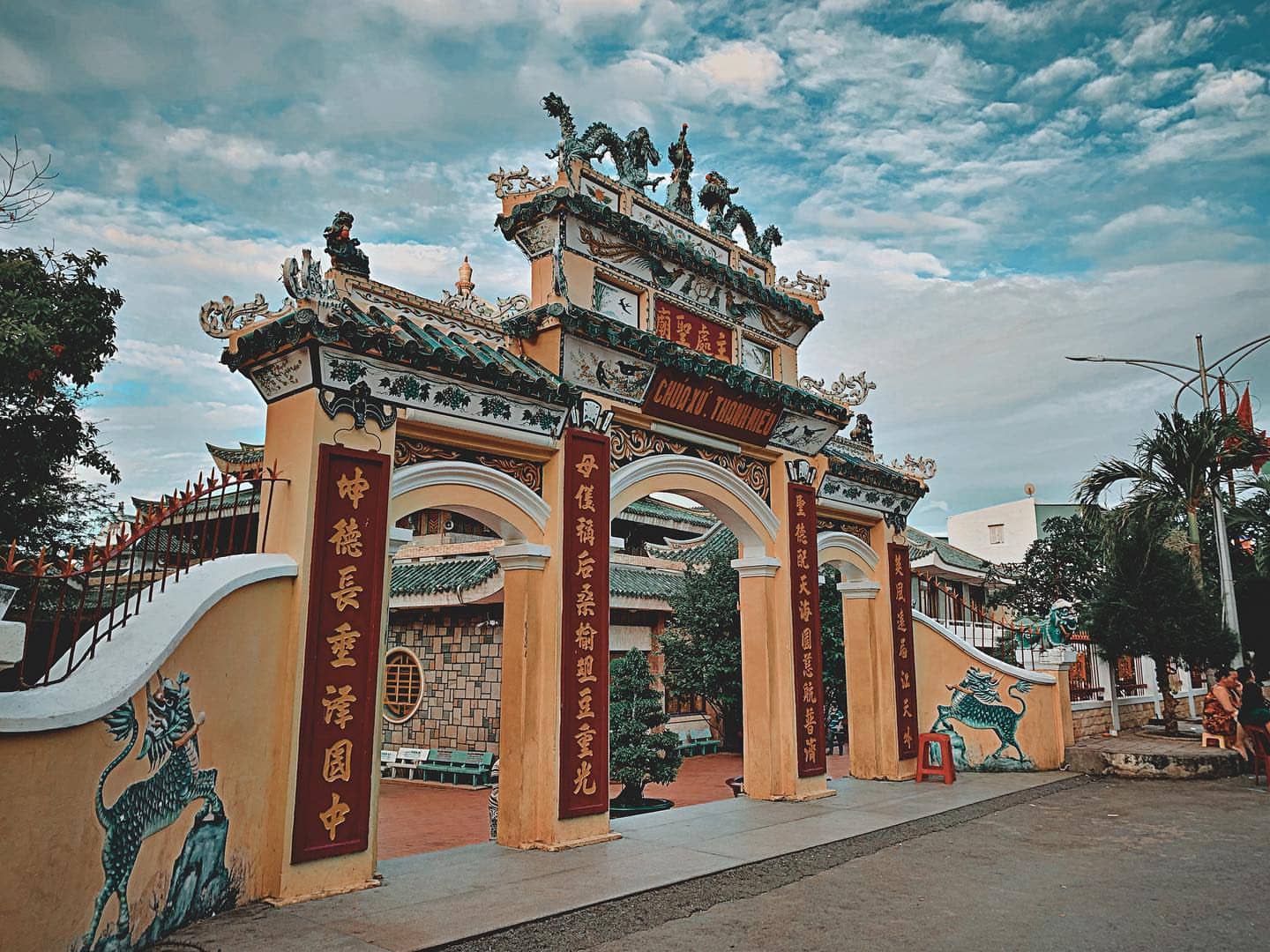 Cổng Tam quan miếu bà chúa xứ Châu Đốc Cổng Tam quan miếu bà chúa xứ Châu Đốc